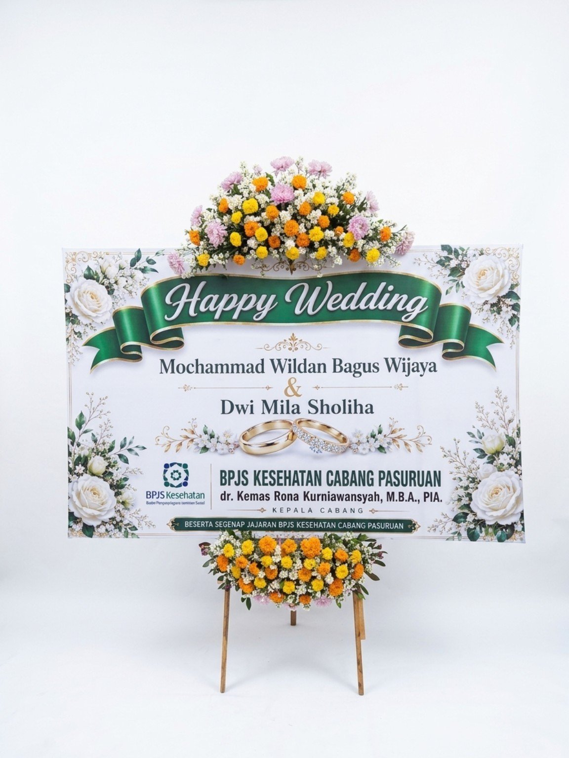 Bunga papan Happy Wedding bernuansa hijau di Probolinggo