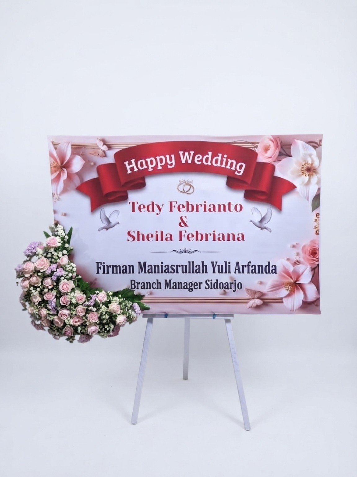 Bunga papan Happy Wedding bernuansa pink di Probolinggo